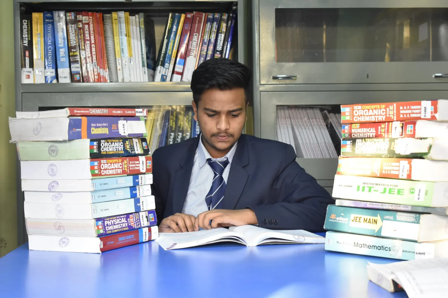 A Sir Einstein Academy student preparing for IIT-JEE at the Satara branch